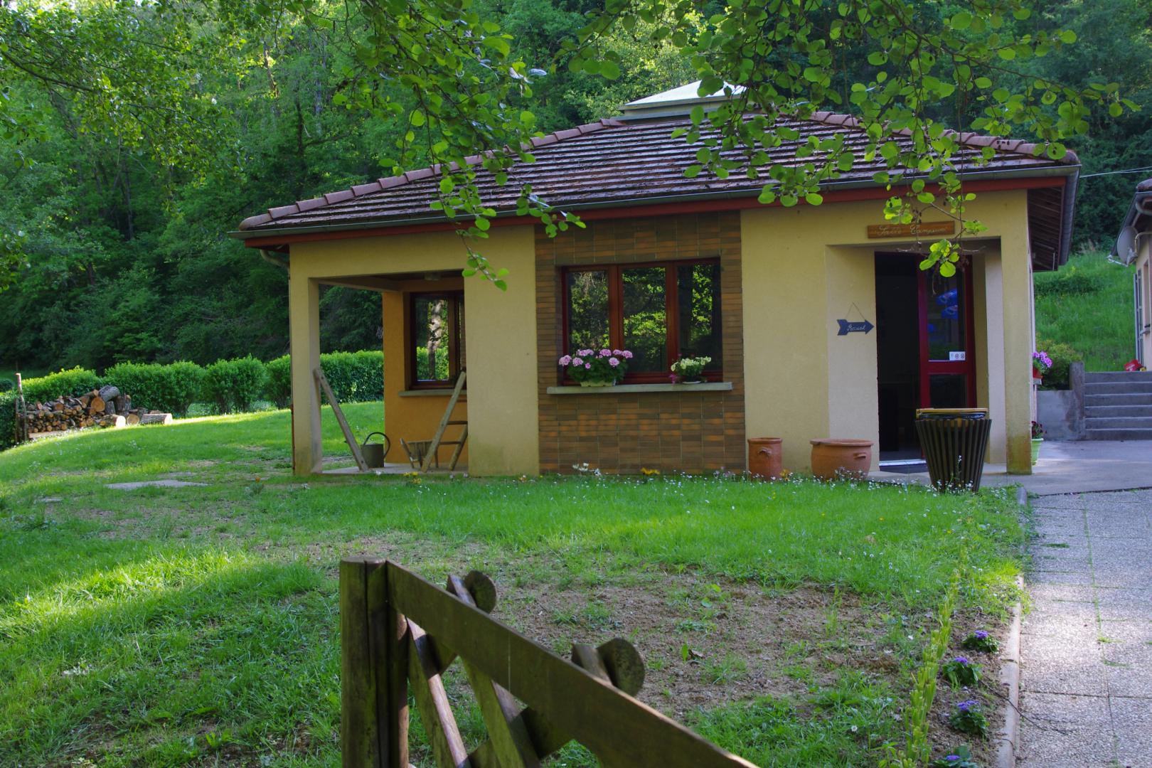 Camping De La Vallée Neris Les Bains